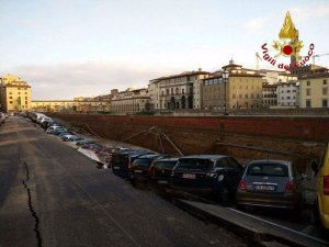 Десятки автомобилей провалились в 200-метровую яму во Флоренции