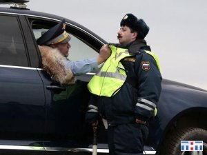 Полицейских, лишь оштрафовавших "гонщиков" на Gelandewagen, могут наказать