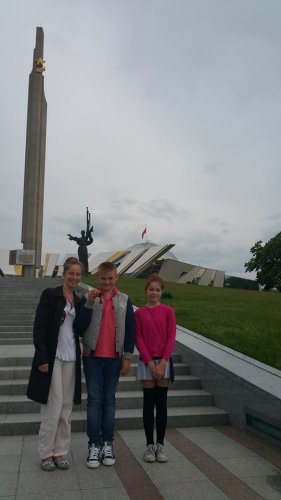 Российский бизнесмен перевёз из Киева в Белоруссию мать с девочкой, на которых напали нацисты за Георгиевскую ленту 9 мая