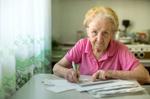 Пенсионеров по возрасту предложили освободить от коммунальных платежей