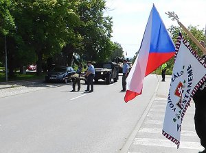 Чешский ветеран поприветствовал американских военных, сняв штаны: его арестовали и предъявили обвинения в организации беспорядков