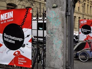 Швейцарцы на референдуме отказываются от гарантированного дохода в 2,5 тысячи франков