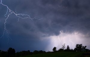 Молния ударила в три самолета на стоянке аэропорта Шереметьево