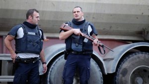 Во Франции неизвестный открыл стрельбу по автобусу с туристами
