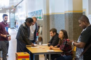 Швейцарцы отказались от гарантированных 2,2 тысячи евро в месяц: 81,8% против