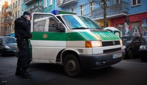 Пьяныйс солдат НАТО в Риге станцевал на крыше такси