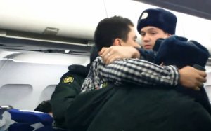 В аэропорту Екатеринбурга экстренно сел борт с Сахалина из-за дебоша пассажира