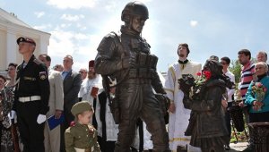 В Крыму открыли памятник "вежливым людям"