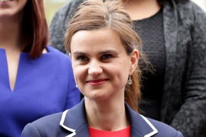 Британия приостановила кампанию по выходу страны из ЕС после убийства депутата (На парламентария Джо Кокс напали прямо на улице: мужчина ударил ее ножом, а затем застрелил)