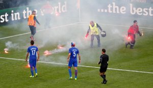 Матч Чехия - Хорватия на Евро-2016 пришлось останавливать из-за фанатов [Что там про условную дисквалификацию?]