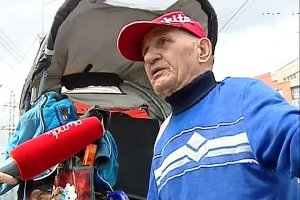 [«Это просто издевательство над нами!»] Красноярский инвалид-пенсионер, сломавший кувалдой бордюр, выдвинул властям ультиматум и объявил сухую голодовку