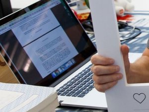 Марк Цукерберг заклеивает лентой веб-камеру и микрофон на своем ноутбуке