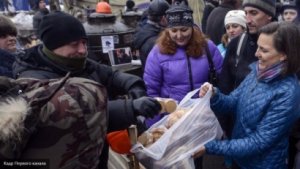 Ухожу красиво: Нуланд накормит Порошенко "печеньками" Суркова