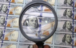 МВФ считает доллар переоцененным на 20%
