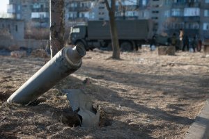 Решение Киева перенести два КПП ближе к "линии соприкосновения" чревато тем, что гражданские лица будут подвергаться еще большей опасности минометных обстрелов и снайперских выстрелов - ООН