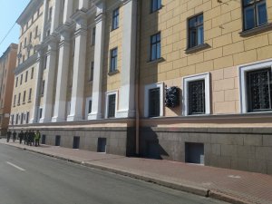 Доска Маннергейму никуда не пропадала, но сначала её облили зелёнкой, потом красной краской, а сейчас она замотана плёнкой