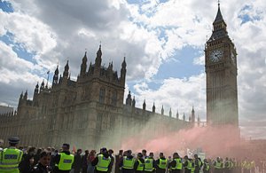 «Валите домой!» Британию охватило безумие на почве национальной ненависти