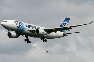 Исследования "черных ящиков" разбившегося самолета EgyptAir подтвердили задымление