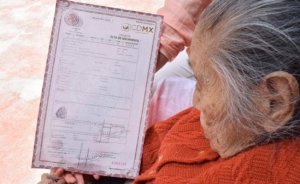 [Натура - дура, судьба - индейка, а жизнь - копейка] В Мексике 117-летняя женщина умерла сразу после получения свидетельства о рождении, но не успела обналичить ни одного чека  на положенные госльготы