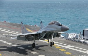 В Баренцевом море начались испытания обновленной авиационной группы МиГ-29К флагмана Военно-морского флота (ВМФ) РФ "Адмирала Кузнецова"