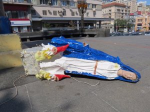 [Единство и борьба противоположностей] Богородица свалилась с постамента памятника Ленину в Киеве
