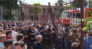 Участники митинга оппозиции снесли ворота МВД
