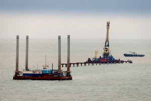 Развитие сети автомагистралей и скоростных автомобильных дорог полностью соответствует и способствует достижению целей Транспортной стратегии до 2030 года.