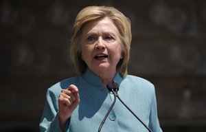 Директор ФБР: Клинтон могла не понимать символов грифа секретности на документах