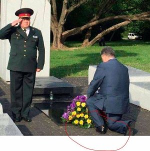 [Так больше подают?] Порошенко в Варшаве на саммите НАТО в дырявом носке