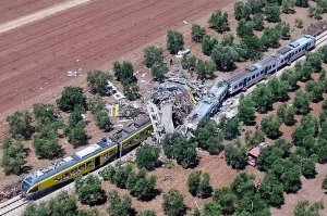 Два поезда столкнулись лоб в лоб на юге Италии, погибли по меньшей мере двадцать человек