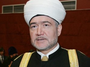 Председатель Совета муфтиев России, шейх Равиль Гайнутдин выступил в пятницу с резким осуждением действий террористов во Франции и направил соболезнования от имени российских мусульман
