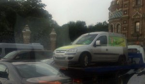 В Петербурге больше суток не могут эвакуировать Opel из-за запершегося внутри водителя