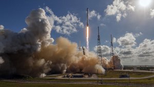 Компания SpaceX отправила к МКС корабль Dragon-9 и посадила первую ступень ракеты на космодром