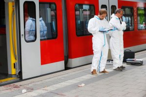 Мужчина с топором напал на пассажиров поезда в Германии