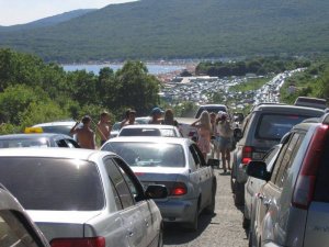 Трассы Кубани не справляются с потоком машин в сторону моря