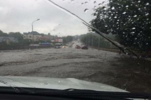 Сильнейший ливень затопил въезд на Киринский мост в Ставрополе