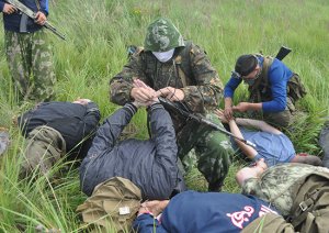 Российские военные обкатали работников СМИ боевыми танками и взяли в "заложники"