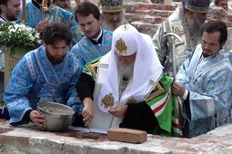 Патриарх Кирилл заложил камень в основание собора Казанской иконы Божией Матери