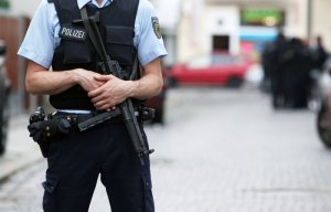 Один из напавших на ТЦ "Олимпия" кричал, что он немец, сообщает очевидец