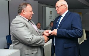 Писателя и журналиста Александра Лапина наградили медалью в честь Года литературы.