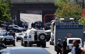 Вооруженная группа в Ереване захватила в заложники врачей (Медики прибыли по требованию группы для оказания помощи пострадавшим)
