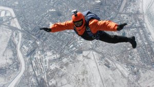 Без парашюта собирается совершить прыжок с высоты в 7,6 километра из самолета 42-летний скайдайвер Люк Айкинс. Он постарается приземлиться на натянутой между четырьмя кранами сетке в субботу