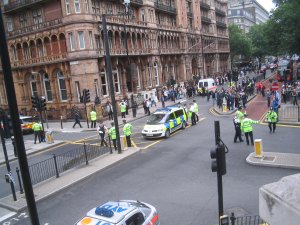 В центре Лондона неизвестный напал с ножом на людей
