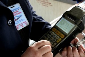 На пригородных электричках начали принимать оплату банковскими картами