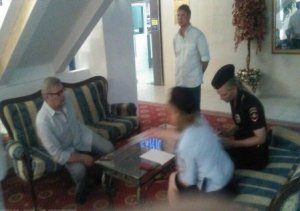Лидера партии "ПАРНАС" в Ставрополе закидали помидорами и яйцами