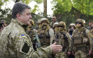 Порошенко привел в боеготовность войска на границе с Крымом и в Донбассе