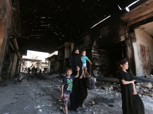 Боевики ИГ, уходя из сирийского Манбиджа, захватили около 2000 мирных жителей