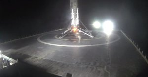 SpaceX удалось в очередной раз посадить ступень ракеты-носителя после успешного старта со спутником связи