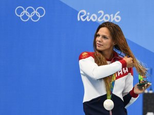 [«Я хотел бы жить и умереть в Париже...»] «Жизнь в США гораздо легче, чем в России. Все улыбаются. Америка меняет, она изменила и меня», — заявила российская спортсменка Юлия Ефимова