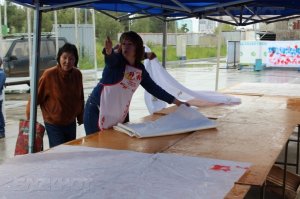 В Якутске большой торт ко Дню российского флага предназначенный для детей-сирот, а также детей из малоимущих и многодетных семей  съели чиновники